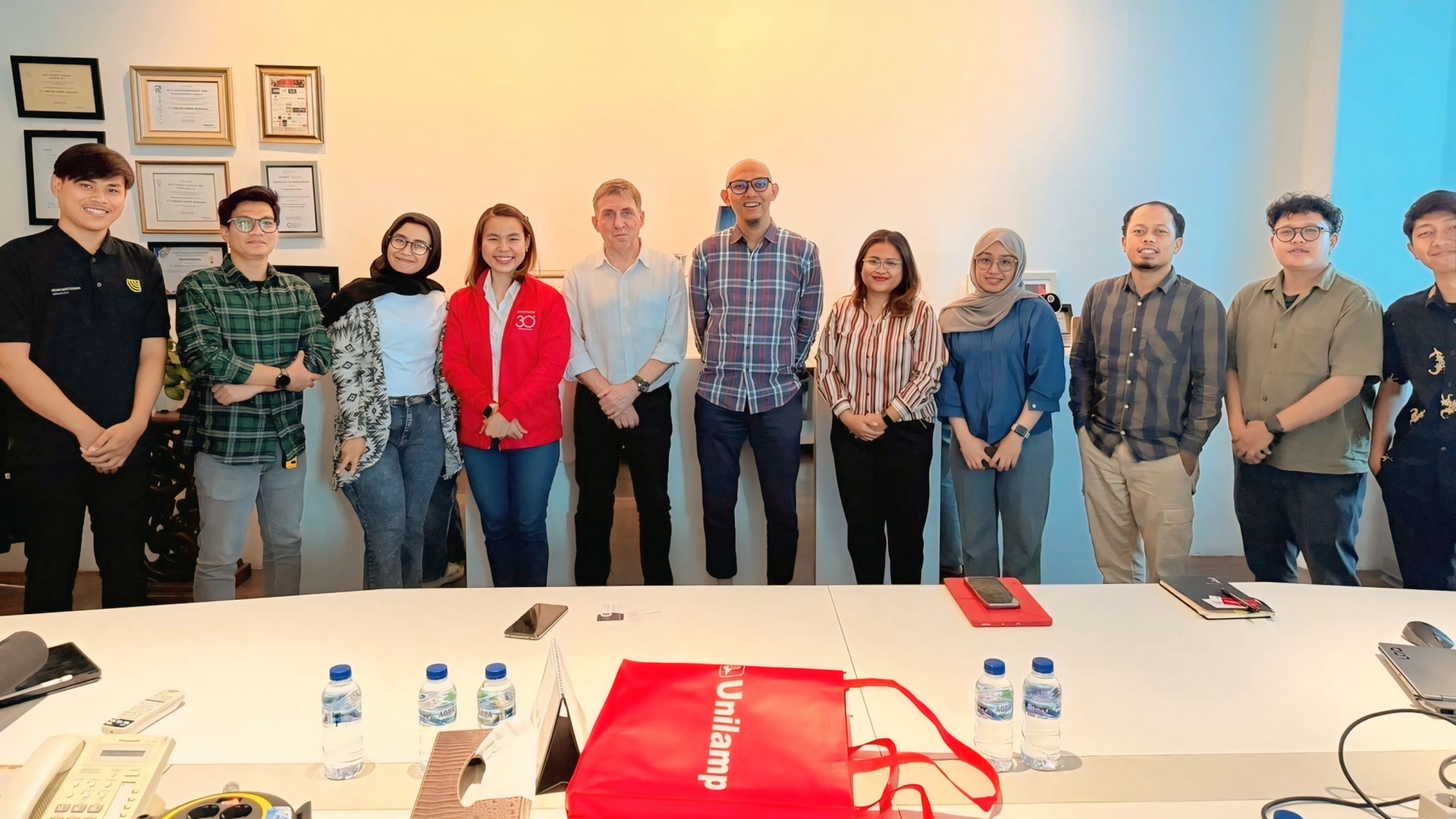 Unilamp team meeting with partners in Indonesia to strengthen collaboration and business relationships.
