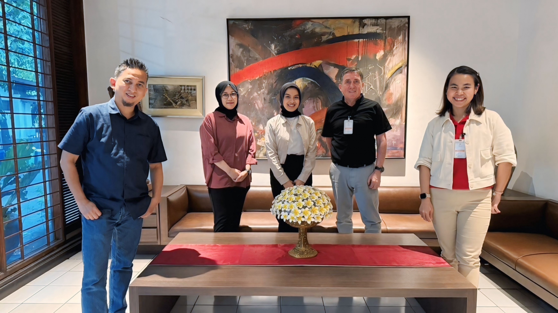 Unilamp representatives meeting with Indonesian partners to strengthen collaboration and discuss future projects.