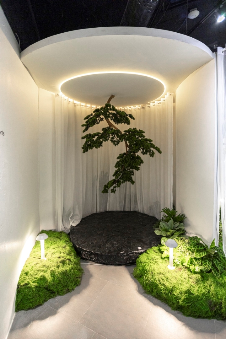 LuxBeat linear lighting highlighting circular ceiling installation