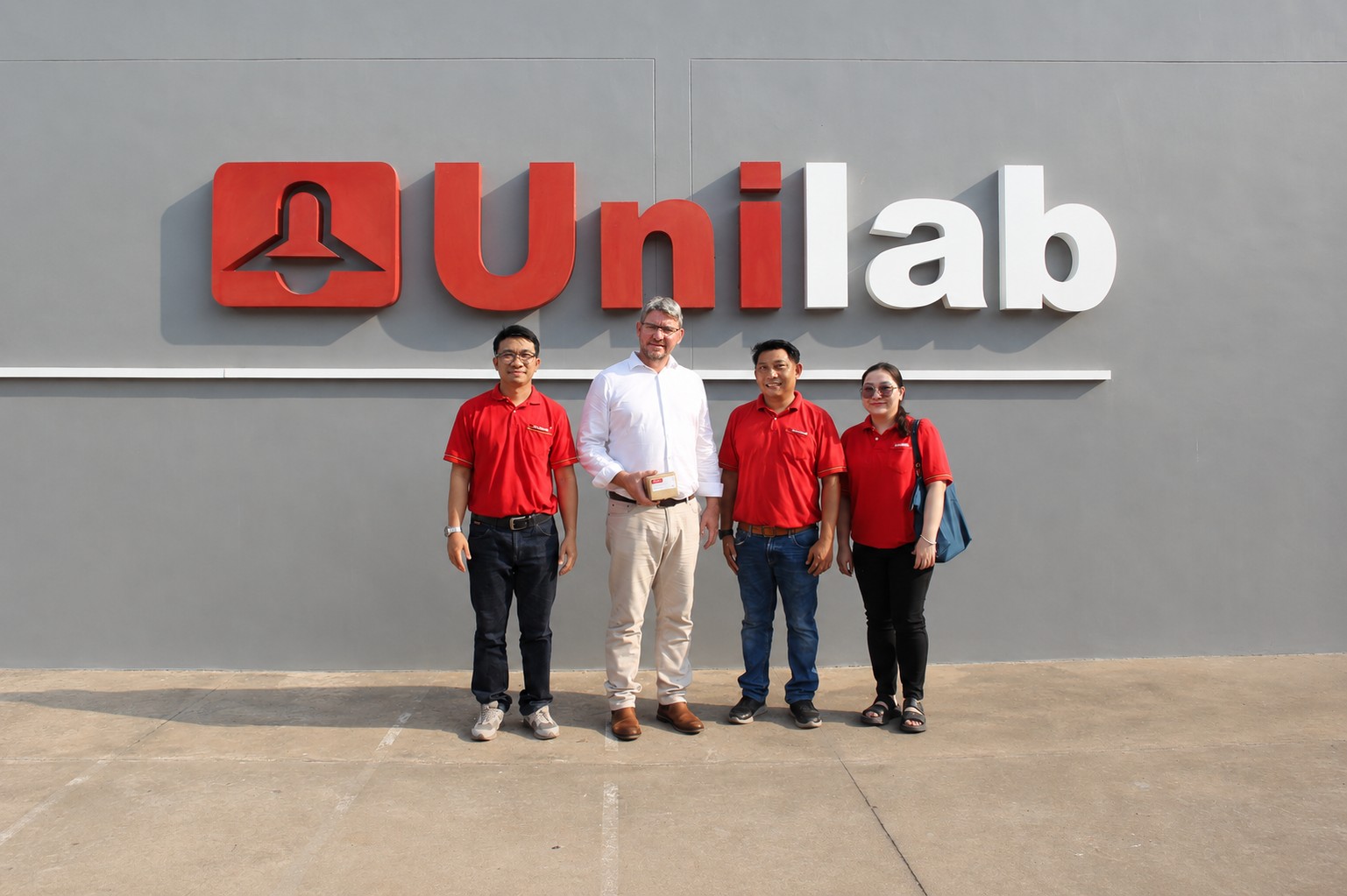 Electrical Supply Corp visits Unilamp factory in Thailand