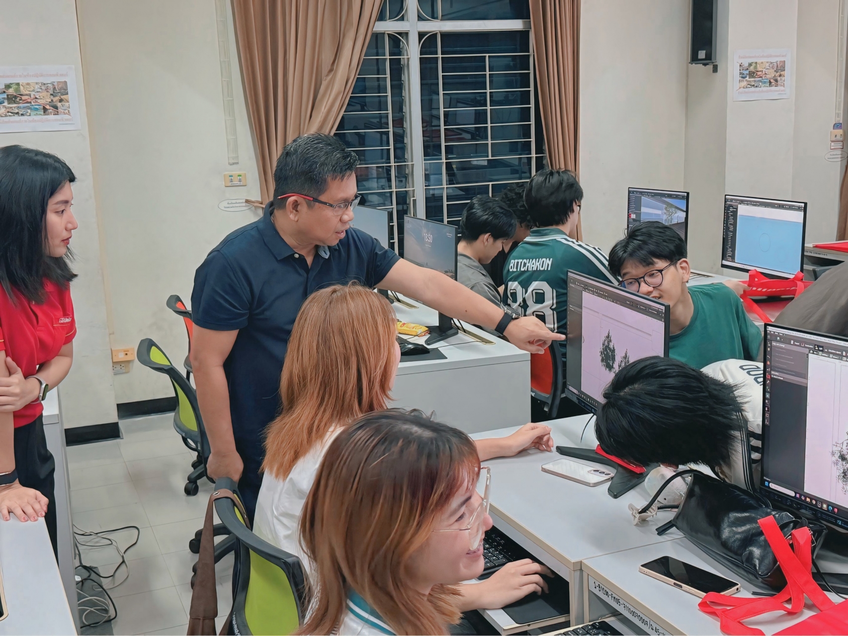 Unilamp instructor guiding students during DIALux EVO lighting design workshop