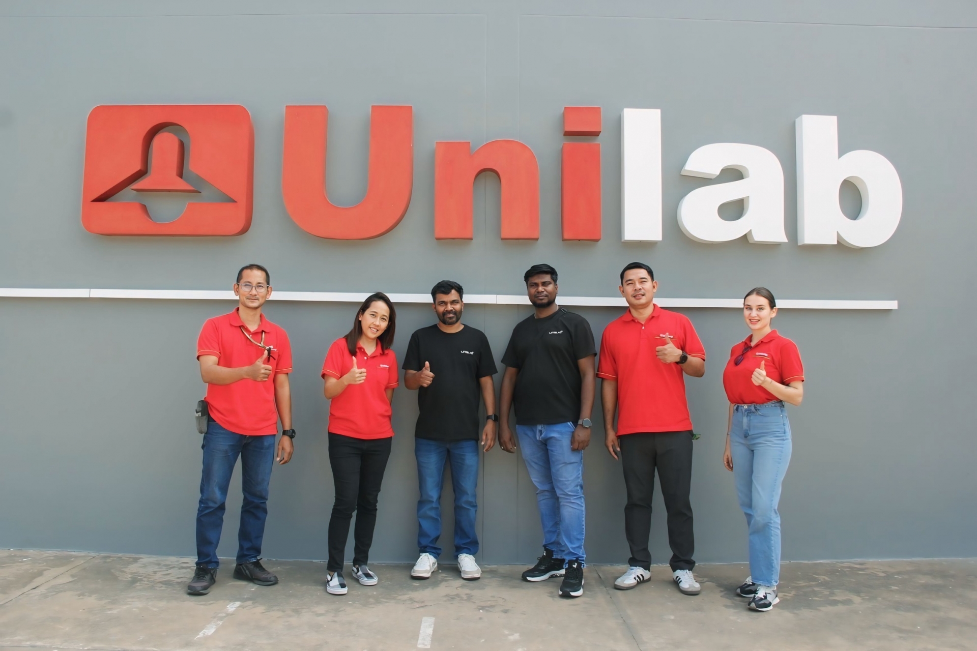 Group photo of Unilamp and Litelab teams at Unilamp factory Thailand