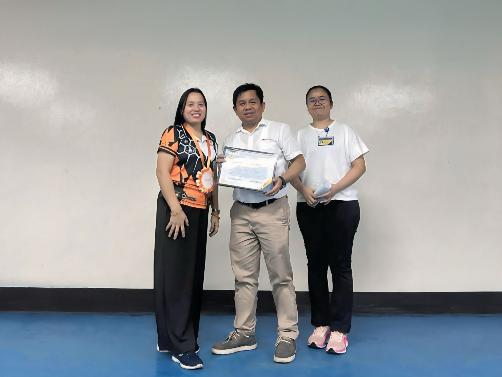 Mr. Steve Aries received a certificate of appreciation from UNO-R representatives after the lighting knowledge session.