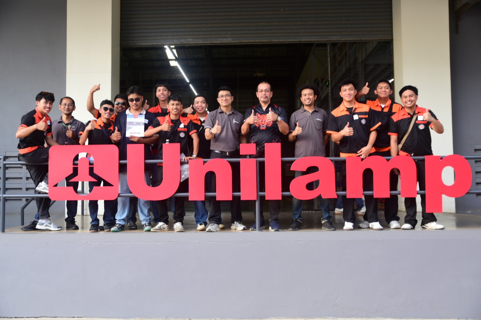 UNOR engineering students posing with Unilamp team during factory visit