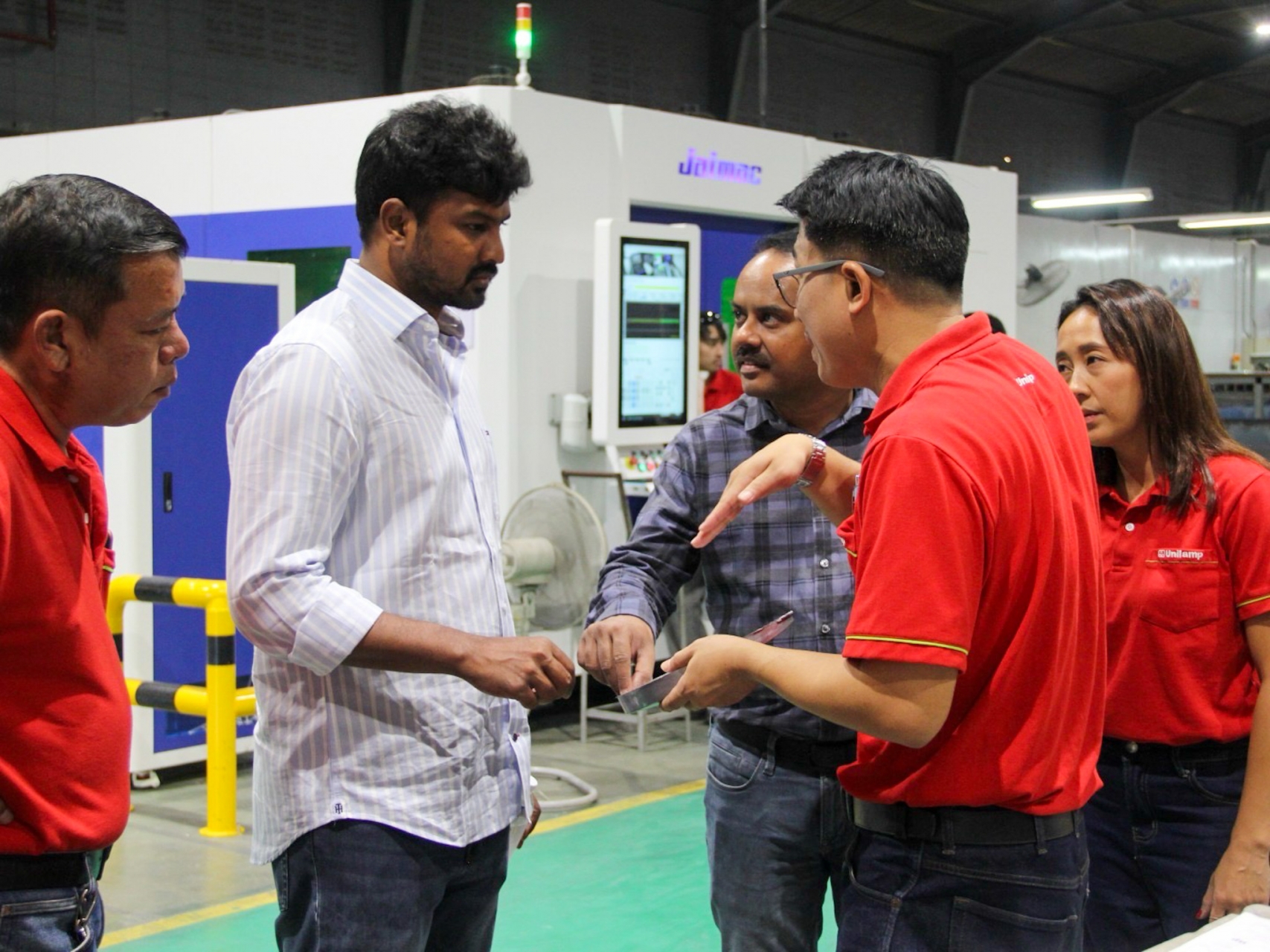 Discussion on lighting production process at Unilamp factory